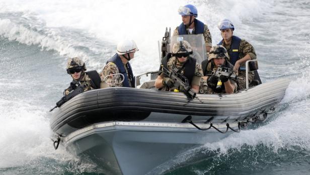 Bundeswehrsoldaten demonstrieren auf See vor Dschibuti ein Bootsmanöver.
