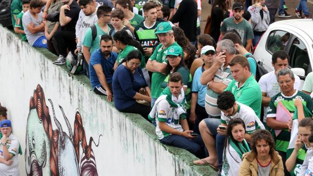 Fans der Fußballmannschaft von Chapecoense trauern.