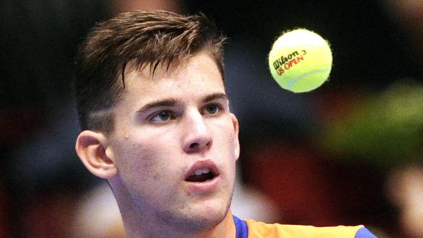 Dominic Thiem bei einem Tennisspiel mit einem gelben Tennisball.