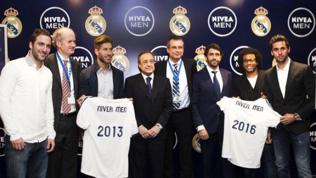 Gonzalo Higuain (Real Madrid), Thomas Ingelfinger (Marketing Beiersdorf), Sergio Ramos (Real Madrid), Florentino Pèrez (Real Madrid), Ralph Gusko (CMO Beiersdorf), Alvaro Alonso (Beiersdorf), Marcelo, Alvaro Arbeloa (Real Madrid) (c: beiersdorf)