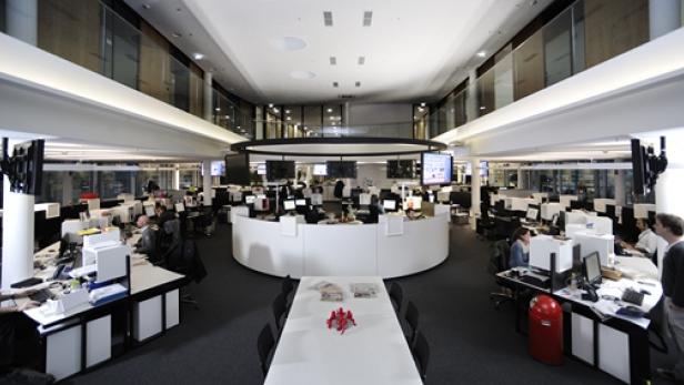 Der neue Newsroom der Moser Holding, der prototypisch für eine denkbare Newsdesk-Architektur in Unternehmen verstanden werden kann. (c: moser holding)