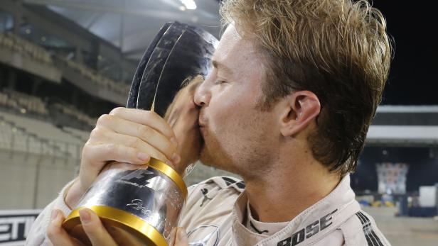 Mein Schatz!: Nico Rosberg wollte den WM-Pokal nicht mehr loslassen.