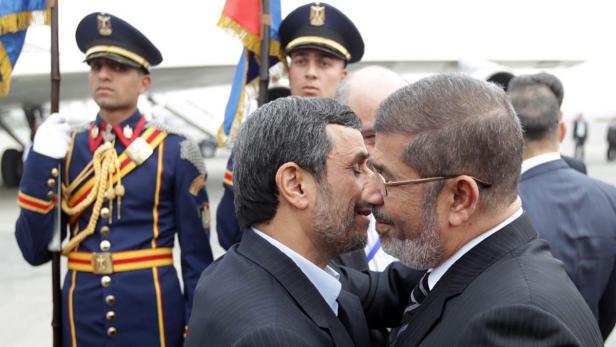 Herzliche Begrüßung am Flughafen: Irans Präsident Ahmadinejad (l.) und sein ägyptischer Amtskollege Mohamed Mursi.