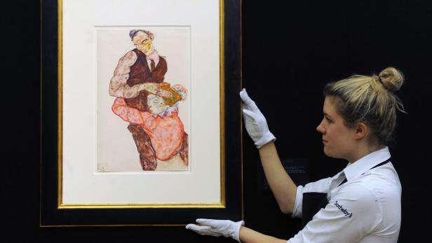 epa03562849 Sotheby&#039;s Auction House staff poses next to an artwork by Austrian painter Egon Schiele &#039;Lovers (Self Portrait with Wally)&#039;, (1914) during Sotheby&#039;s Impressionist and Modern Art Sale in London, Britain, 31 January 2013. The painting is estimated to fetch 08-11 million euros at an auction in London on 05 February. EPA/ANDY RAIN