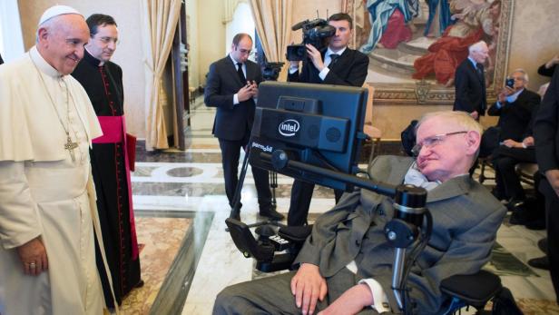 Papst Franziskus trifft Stephen Hawking in einer Audienz im Vatikan.