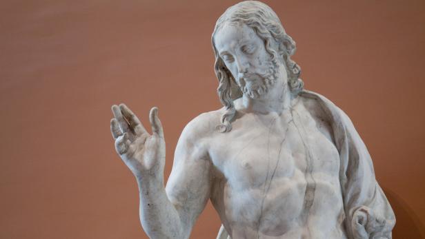 Eine Marmorstatue von Jesus Christus mit erhobener Hand.