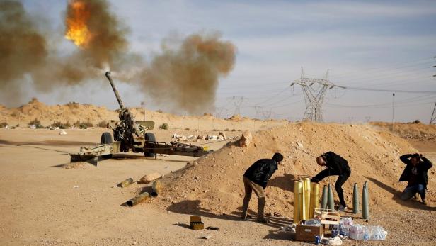 Artilleriefeuer gegen IS-Milizen bei Sirte (Archivbild)