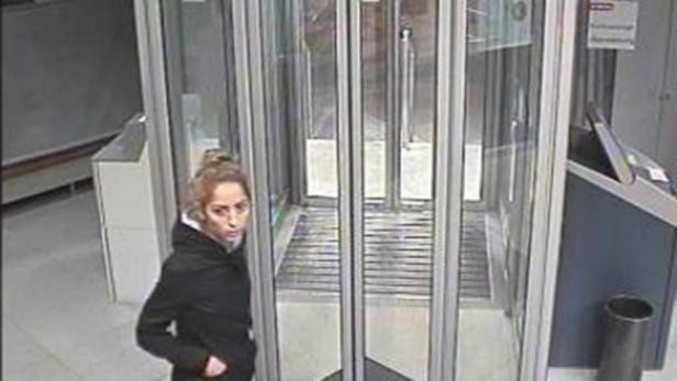 Bereits im September wurde einer 89 Jahre alten Frau in Simmering die Bankomatkarte gestohlen. Damit behoben die beiden mutmaßlichen Täter, eine Frau (Bild) und ein Mann, mehrmals bei verschiedenen Automaten Geld.