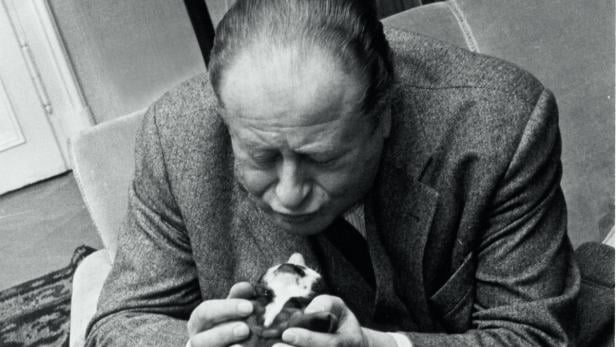 Bruno Kreisky mit seinem Lieblingsboxer