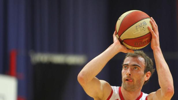 Ein Basketballspieler bereitet sich auf einen Wurf vor.