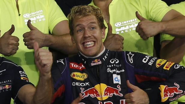 Sebastian Vettel und andere Personen geben die Daumen hoch.