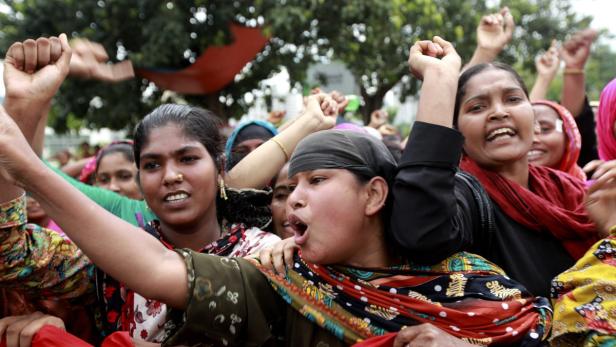 Protest von Arbeiterinnen auf einer Palmölplantage in Bangladesch.