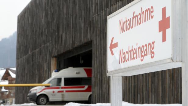 Ein Schild weist auf die Notaufnahme und den Nachteingang eines Krankenhauses hin.