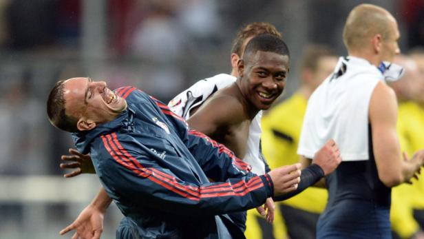Franck Ribéry und David Alaba feiern zusammen auf dem Fußballfeld.