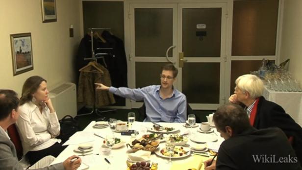 Snowden beim Treffen mit Ströbele (re.) in Moskau