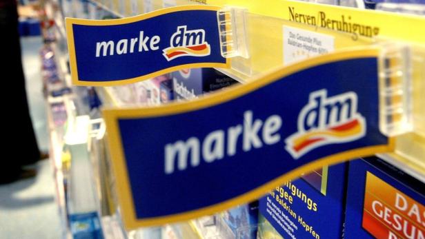 Regale mit Produkten der Eigenmarke „dm“ in einem Drogeriemarkt.