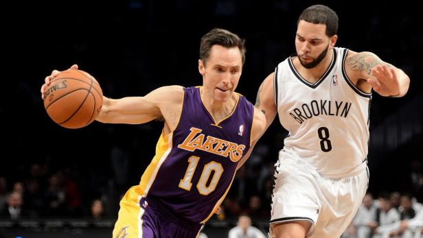 Steve Nash im Trikot der Los Angeles Lakers mit dem Ball gegen Deron Williams.
