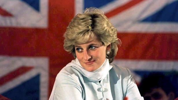 ARCHIV - Prinzessin Diana vor der britischen Fahne in Pakistan (Archivfoto vom 22.02.1996). Am 31.08.2007 jährt sich zum zehnten Mal der Todestag von Prinzessin Diana, die bei einem Autounfall in Paris ums Leben kam. Die spätere Prinzessin von Wales wird am 01.07.1961 als Lady Diana Frances Spencer auf dem königlichen Gut Sandringham geboren. Am 29.07.1981 heiratete sie den englischen Thronfolger Prinz Charles. Foto: John Giles (zu dpa-Themenpaket zum 10. Todestag von Prinzessin Diana vom 30.08.2007) +++(c) dpa - Bildfunk+++