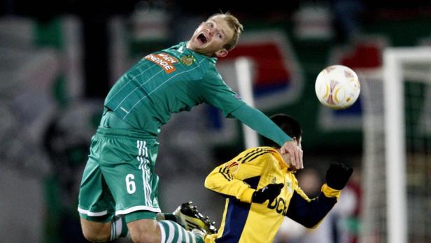 SK Rapid Wien&#039;s Sonnleitner (L) fights for the ball against FC Metalist&#039;s Jonathan Christaldo during their Europa League Group K soccer match in Vienna December 6, 2012. REUTERS/Heinz-Peter Bader (AUSTRIA - Tags: SPORT SOCCER TPX IMAGES OF THE DAY)