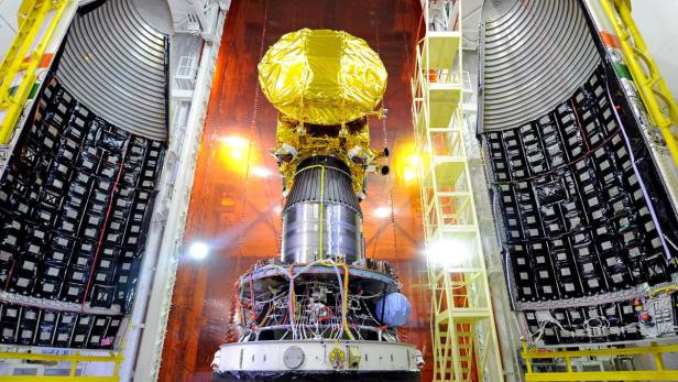 Ein indischer Satellit wird in einer Raketenverkleidung für den Start vorbereitet.