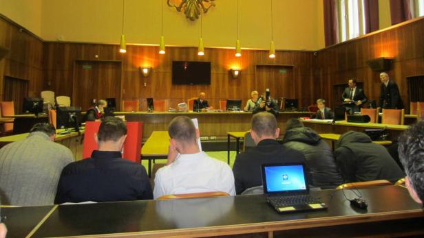 Ein Gerichtssaal mit Richtern, Anwälten und Zuschauern.