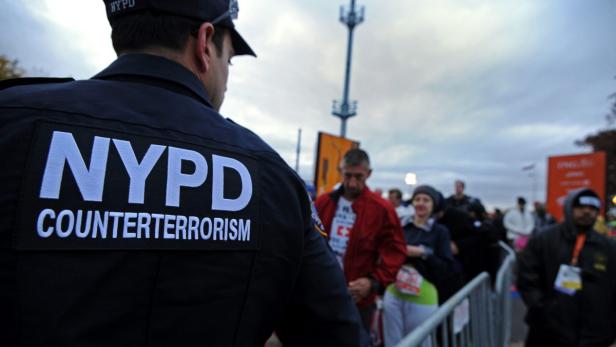 Ein Polizist der New Yorker Anti-Terror-Einheit steht bei einer Veranstaltung im Menschengedränge.