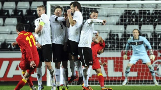 Wales&#039; Gareth Bale (L) takes a free kick against Austria during an international friendly soccer match at the Liberty Stadium in Swansea February 6, 2013. REUTERS/Rebecca Naden (BRITAIN - Tags: SPORT SOCCER)