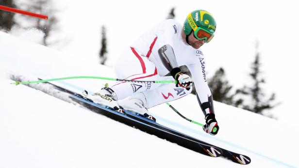 Ein Skirennfahrer fährt auf einer schneebedeckten Piste Ski.