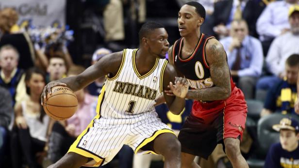 Ein Basketballspieler der Indiana Pacers dribbelt den Ball, während er von einem Spieler der Atlanta Hawks gedeckt wird.