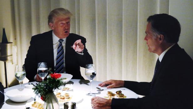 I want you for Secretary of State? - Donald Trump (li.) und Mitt Romney in New York