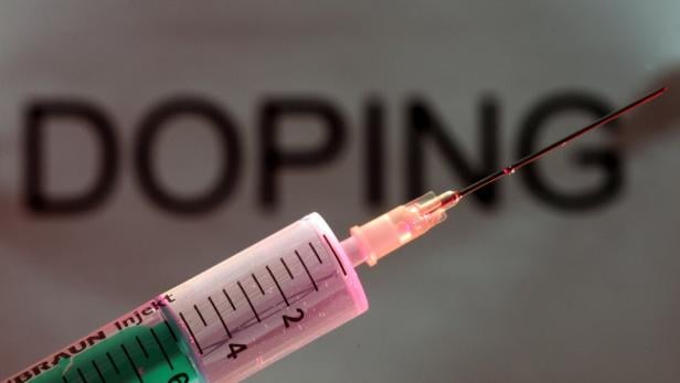 Eine Spritze vor dem Schriftzug „Doping“.