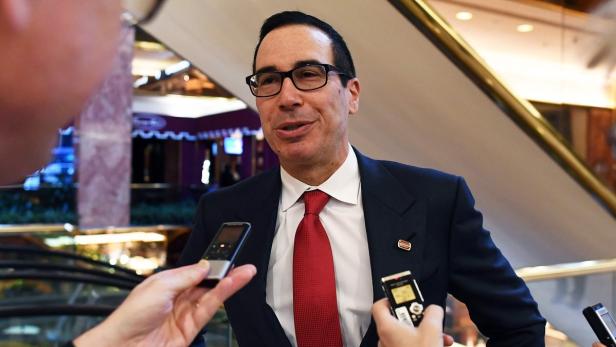 Steven Mnuchin wird von Reportern interviewt.