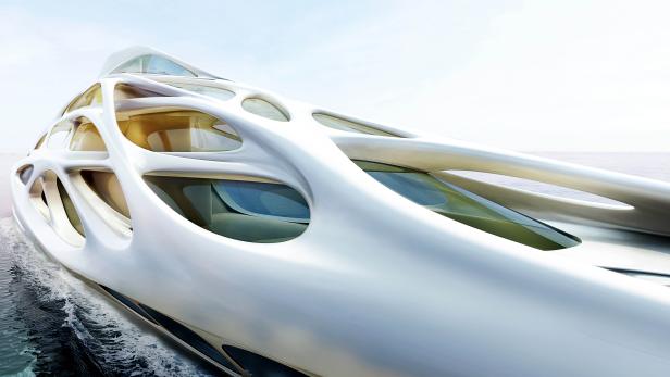 Eine futuristisch gestaltete Yacht fährt auf dem Wasser.