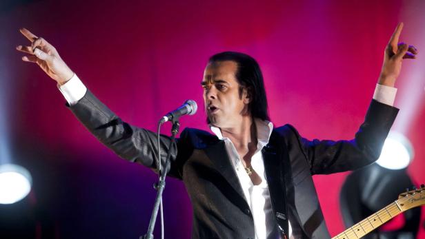 epa02819278 Australian musician Nick Cave performs with his band Grinderman at the EXIT Festival in Novi Sad, Serbia, 10 July 2011. The festival, held in a fort, is one of Southeastern Europe&#039;s largest rock and pop music events. EPA/BALAZS MOHAI HUNGARY OUT