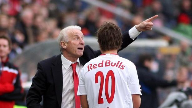 Ein Trainer weist einem Spieler mit der Nummer 20 Anweisungen zu.