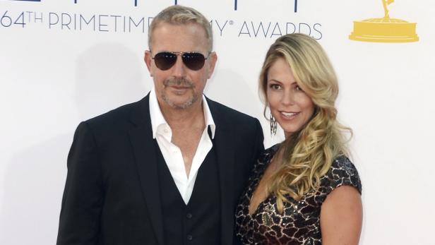 epa03408383 US actor Kevin Kostner (L) with his wife German model, Christine Baumgartner (R) arrive for the 64th Primetime Emmy Awards held at the Nokia Theatre in Los Angeles, California, USA, 23 September 2012. The Primetime Emmy Awards celebrate excellence in national primetime television programming. EPA/PAUL BUCK