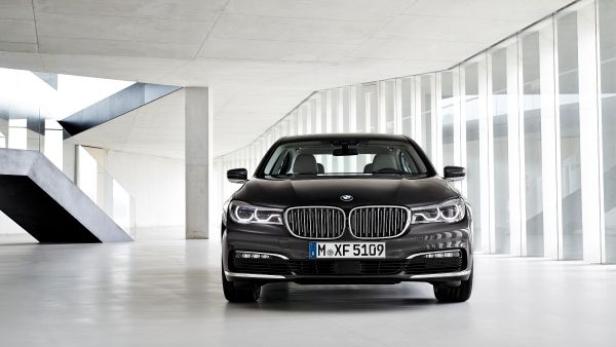 Ein schwarzer BMW 7er steht in einem modernen Gebäude.