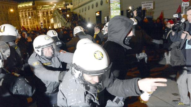 Akademikerball: Im Zuge des Polizeieinsatzes wurden 182 Teilnehmer der Demonstration angezeigt.