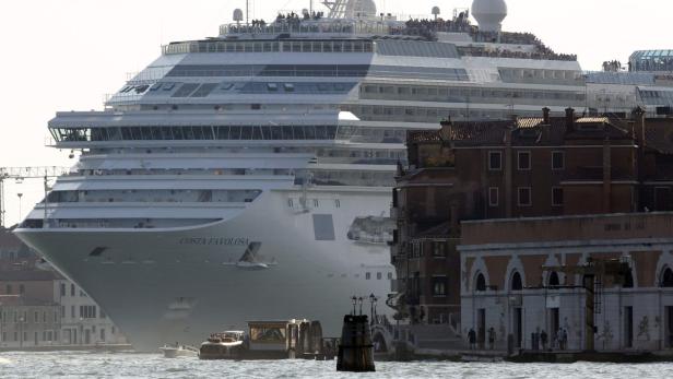 Das Kreuzfahrtschiff „Costa Favolosa“ vor der Kulisse von Venedig.