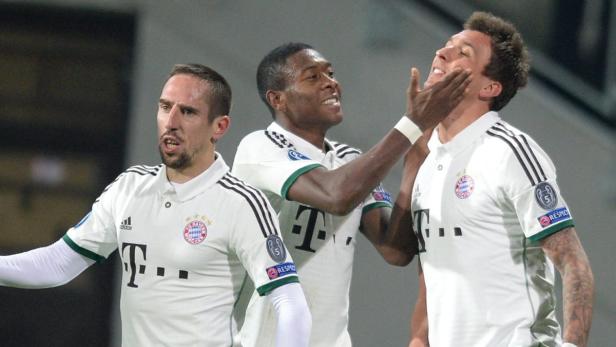 David Alaba gratuliert Mario Götze und Franck Ribéry zu einem Tor.