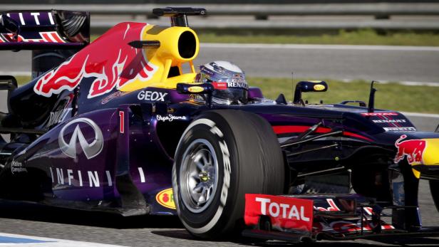 Ein Formel-1-Rennwagen von Red Bull rast auf einer Rennstrecke.
