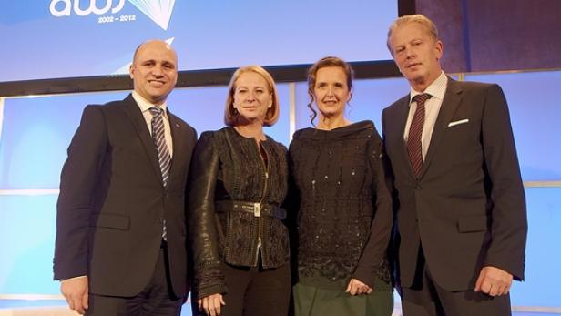 Bernhard Sagmeister (aws), Doris Bures (Innovationsministerin), Edeltraud Stiftinger (aws) und Reinhold Mitterlehner (Wirtschaftsminister) legten eine &quot;Leistungsbilanz&quot; des Austria Wirtschaftsservice, der Förderbank des Bundes vor. (c: aws - apa - preiss)