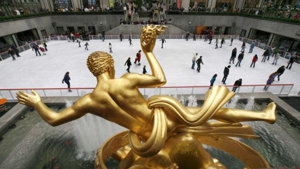 Einer der bekanntsten Eislaufplätze der Welt ist die Eisfläche vor dem Rockefeller Center in New York. Ursprünglich sollte die Plaza unter der vergoldeten Prometheus Statue im Jahr 1936 nur vorübergehend zum Eisplatz werden – seither ist sie jedes Jahr Fixpunkt für Touristen und Einheimische in den Wintermonaten.