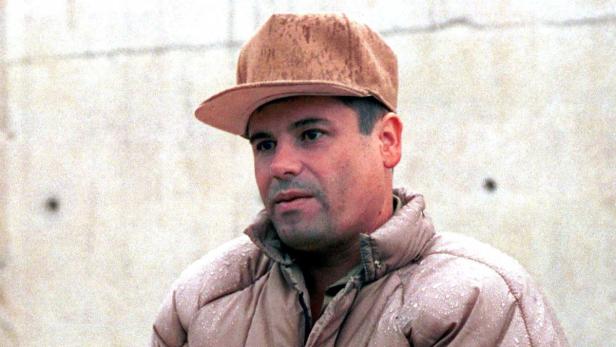 Ein Porträt von Joaquín „El Chapo“ Guzmán mit Jacke und Baseballkappe.