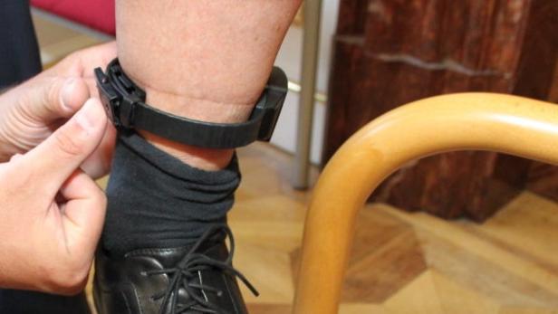 Nach Alko-Unfall: Polizist mit Fußfessel im Dienst