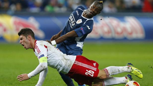 Ein Fußballspieler foult einen anderen während eines Spiels.