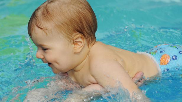 Entspannend. Die Schwerelosigkeit im kühlen Nass erinnert uns möglicherweise an die Zeit im Mutterleib und wirkt entspannend. Besonders Babys bewegen sich intuitiv.