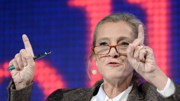 20. ÖSTERREICHISCHE MEDIENTAGE IN WIEN: ZECHNER Eine Frau mit Brille gestikuliert mit einem Stift in der Hand.