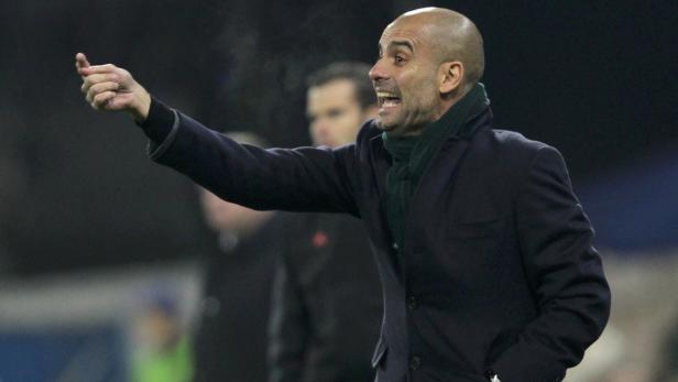 Pep Guardiola gestikuliert während eines Fußballspiels.