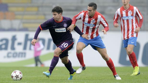 Peter Michorl im Duell mit Ignacio Sainz beim Hinspiel.